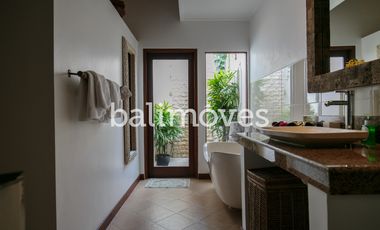 Dijual Homestay Mewah Lima Kamar Tidur di Tepi Pantai Sanur