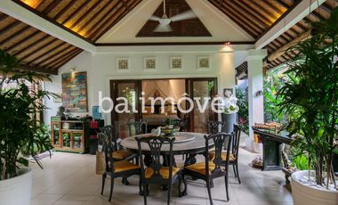 Dijual Homestay Mewah Lima Kamar Tidur di Tepi Pantai Sanur
