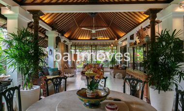 Dijual Homestay Mewah Lima Kamar Tidur di Tepi Pantai Sanur