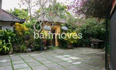 Dijual Homestay Mewah Lima Kamar Tidur di Tepi Pantai Sanur