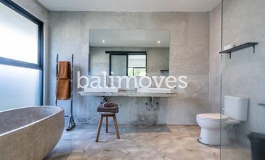 Vila Tiga Kamar Tidur Bergaya Industrial Modern di Kemenuh Gianyar