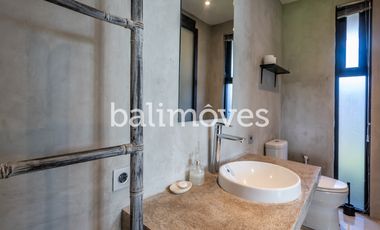 Vila Tiga Kamar Tidur Bergaya Industrial Modern di Kemenuh Gianyar