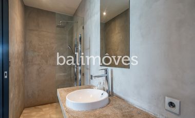 Vila Tiga Kamar Tidur Bergaya Industrial Modern di Kemenuh Gianyar