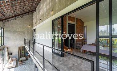 Vila Tiga Kamar Tidur Bergaya Industrial Modern di Kemenuh Gianyar