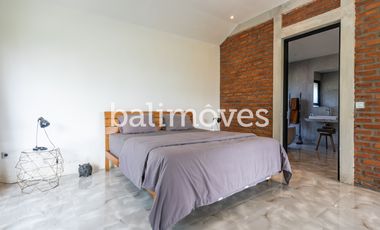 Vila Tiga Kamar Tidur Bergaya Industrial Modern di Kemenuh Gianyar