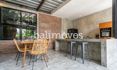 Vila Tiga Kamar Tidur Bergaya Industrial Modern di Kemenuh Gianyar