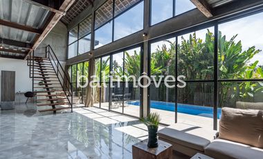 Vila Tiga Kamar Tidur Bergaya Industrial Modern di Kemenuh Gianyar