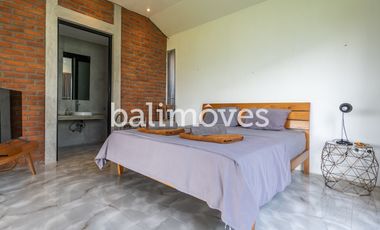 Vila Tiga Kamar Tidur Bergaya Industrial Modern di Kemenuh Gianyar