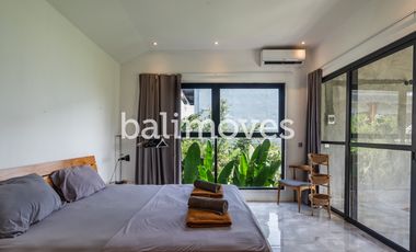 Vila Tiga Kamar Tidur Bergaya Industrial Modern di Kemenuh Gianyar