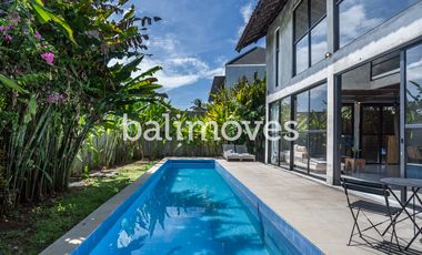 Vila Tiga Kamar Tidur Bergaya Industrial Modern di Kemenuh Gianyar