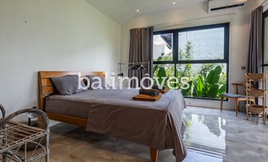 Vila Tiga Kamar Tidur Bergaya Industrial Modern di Kemenuh Gianyar