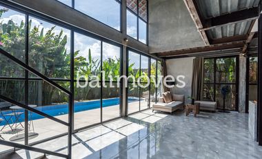 Vila Tiga Kamar Tidur Bergaya Industrial Modern di Kemenuh Gianyar