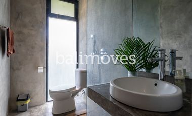 Vila Enam Kamar Tidur Luas Bergaya Industrial di Kemenuh Gianyar