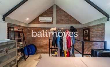 Vila Enam Kamar Tidur Luas Bergaya Industrial di Kemenuh Gianyar