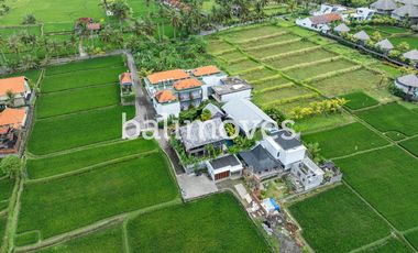 Vila Enam Kamar Tidur Luas Bergaya Industrial di Kemenuh Gianyar