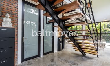 Vila Enam Kamar Tidur Luas Bergaya Industrial di Kemenuh Gianyar