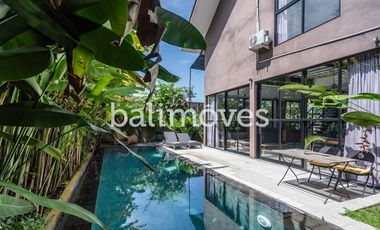 Vila Enam Kamar Tidur Luas Bergaya Industrial di Kemenuh Gianyar