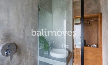 Vila Enam Kamar Tidur Luas Bergaya Industrial di Kemenuh Gianyar