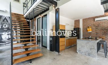 Vila Enam Kamar Tidur Luas Bergaya Industrial di Kemenuh Gianyar