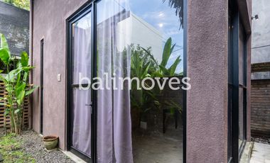 Vila Enam Kamar Tidur Luas Bergaya Industrial di Kemenuh Gianyar