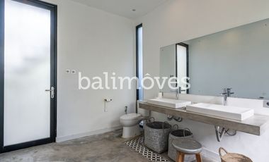 Vila Enam Kamar Tidur Luas Bergaya Industrial di Kemenuh Gianyar