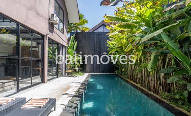 Vila Enam Kamar Tidur Luas Bergaya Industrial di Kemenuh Gianyar