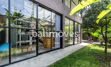 Vila Enam Kamar Tidur Luas Bergaya Industrial di Kemenuh Gianyar