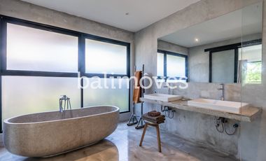 Vila Enam Kamar Tidur Luas Bergaya Industrial di Kemenuh Gianyar