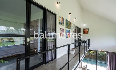 Vila Enam Kamar Tidur Luas Bergaya Industrial di Kemenuh Gianyar