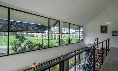Vila Enam Kamar Tidur Luas Bergaya Industrial di Kemenuh Gianyar