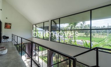 Vila Enam Kamar Tidur Luas Bergaya Industrial di Kemenuh Gianyar