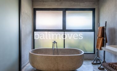 Vila Enam Kamar Tidur Luas Bergaya Industrial di Kemenuh Gianyar