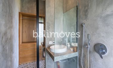 Vila Enam Kamar Tidur Luas Bergaya Industrial di Kemenuh Gianyar