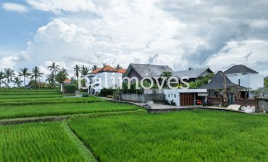 Vila Enam Kamar Tidur Luas Bergaya Industrial di Kemenuh Gianyar