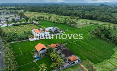 Vila Enam Kamar Tidur Luas Bergaya Industrial di Kemenuh Gianyar