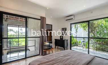 Vila Enam Kamar Tidur Luas Bergaya Industrial di Kemenuh Gianyar