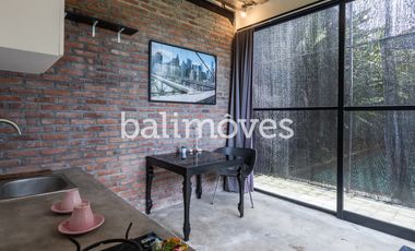 Vila Enam Kamar Tidur Luas Bergaya Industrial di Kemenuh Gianyar