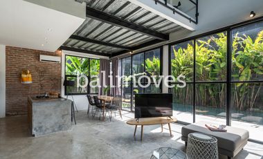 Vila Enam Kamar Tidur Luas Bergaya Industrial di Kemenuh Gianyar