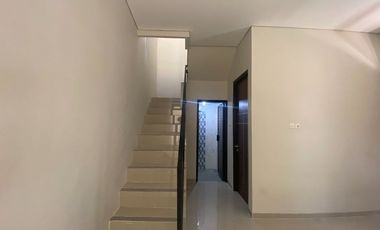 RUMAH 2 LANTAI DI COLOMADU SOLO DEKAT RUMAH PAK JOKOWI SOLO