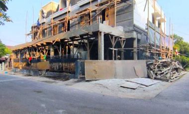 RUMAH BARU DENGAN KOLAM RENANG PRIBADI DIKAWASAN  PSR.MINGGU