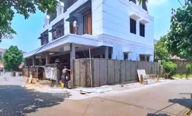 RUMAH BARU DENGAN KOLAM RENANG PRIBADI DIKAWASAN  PSR.MINGGU
