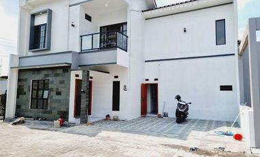 Rumah Mewah Townhouse Banjarsari Solo