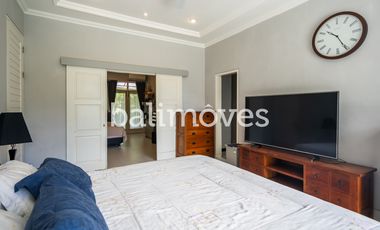 Vila Luas Empat Kamar Tidur Di Tepi Pantai Sanur