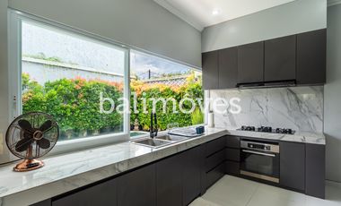 Vila Luas Empat Kamar Tidur Di Tepi Pantai Sanur