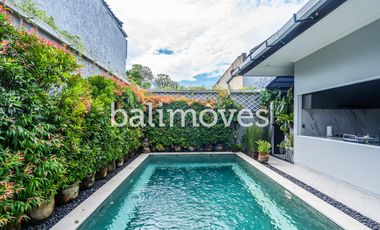 Vila Luas Empat Kamar Tidur Di Tepi Pantai Sanur