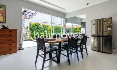 Vila Luas Empat Kamar Tidur Di Tepi Pantai Sanur