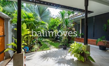 Vila Luas Empat Kamar Tidur Di Tepi Pantai Sanur