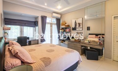 Vila Luas Empat Kamar Tidur Di Tepi Pantai Sanur