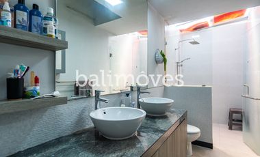 Vila Luas Empat Kamar Tidur Di Tepi Pantai Sanur