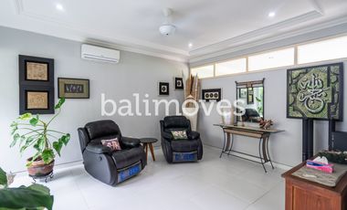 Vila Luas Empat Kamar Tidur Di Tepi Pantai Sanur